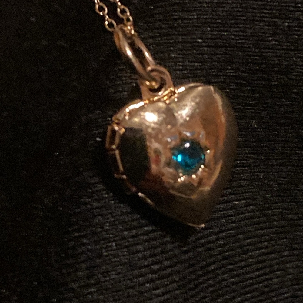 NEW!! Tiny Delicate Gold Heart Locket - Picture 2 of 10